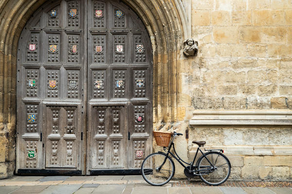 A close up of a bike leant against a doorway in Oxford