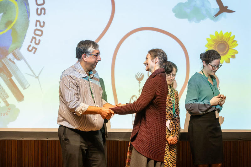 Prof Chas Bountra congratulates the Sabina Alkire from OPHI Prof Chas Bountra shakes hands with Sabina Alkire of OPHI